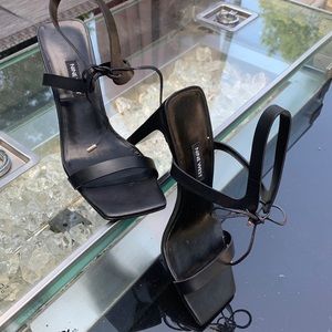 New never worn Nine West black ankle tie heel